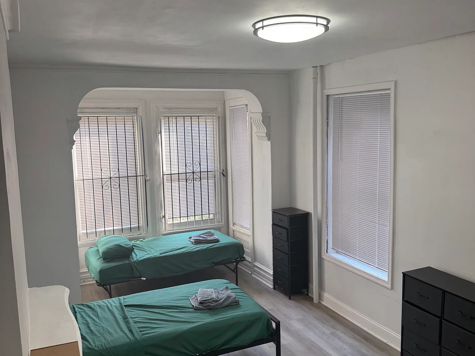 7 bed, 2300 sqft, $3,750 — Photo 2