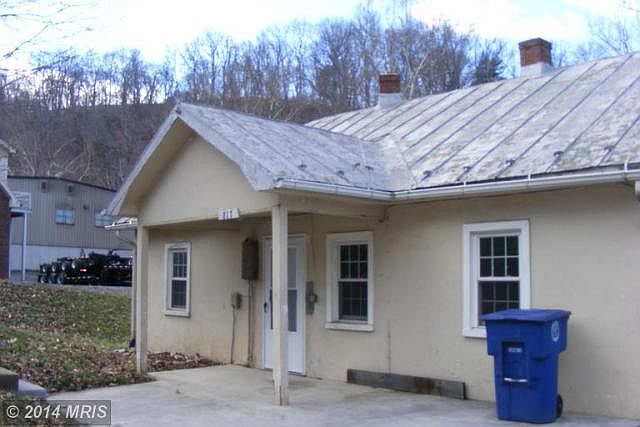 2nd image of 809 Remount Rd