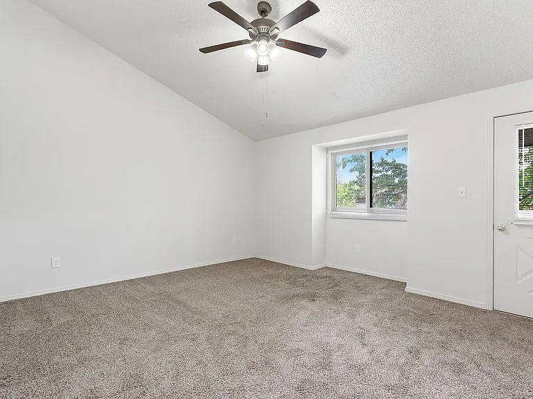 1707 E Walnut Lawn St — Photo 6