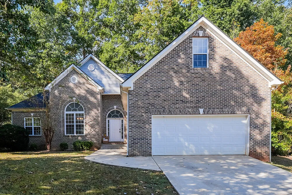 3 bed, 2.0 bath, 2164 sqft, $1,935 — Photo 1