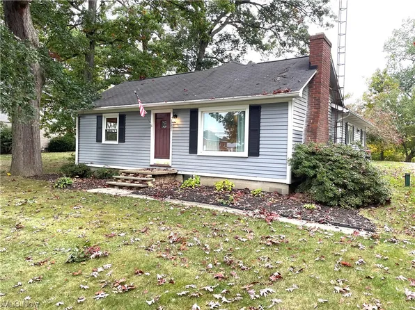 1551 Smith Kramer St NE, Hartville, OH 44632