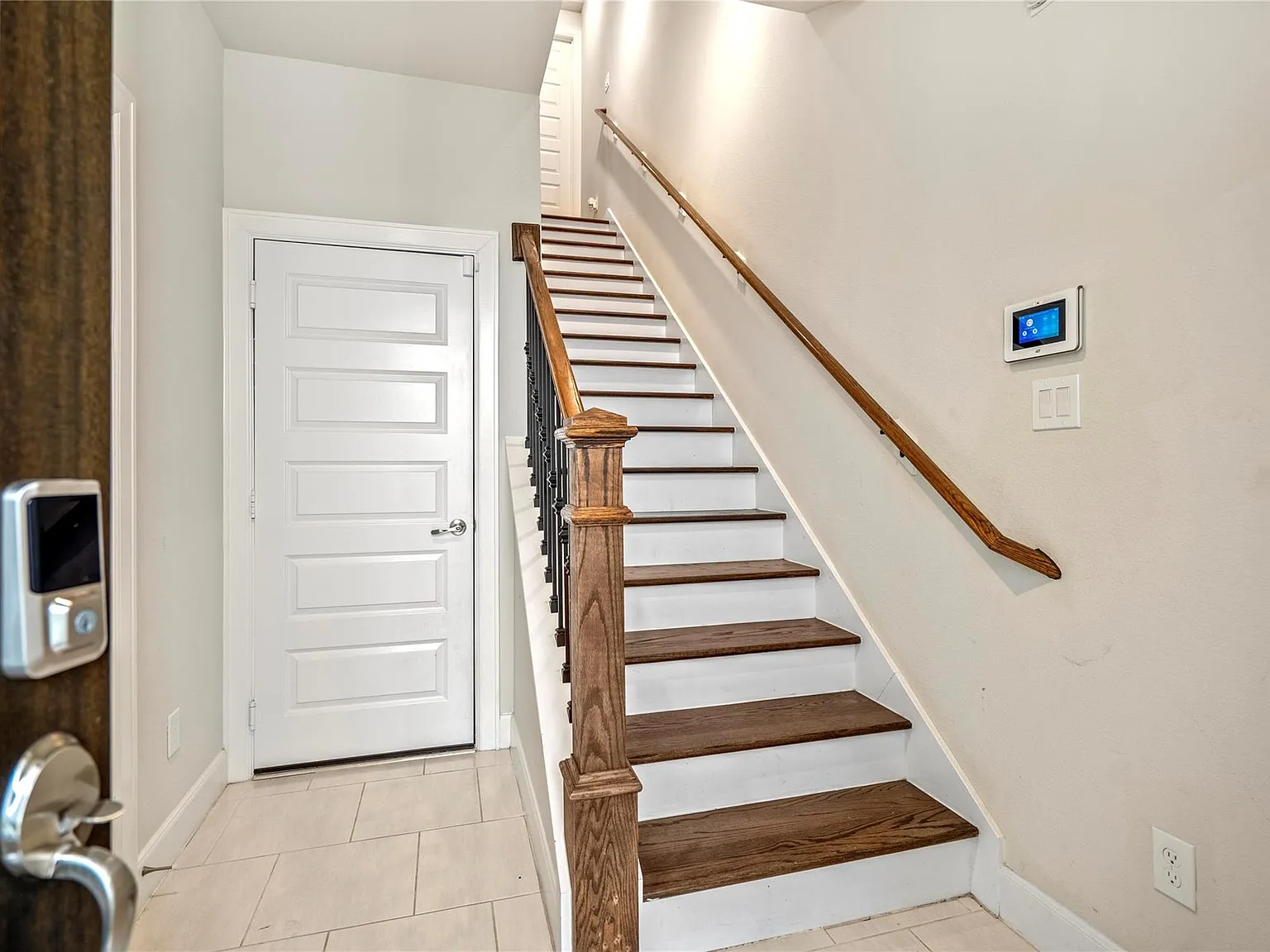 2 bed, 2.5 bath, 1912 sqft, $2,700 — Photo 2