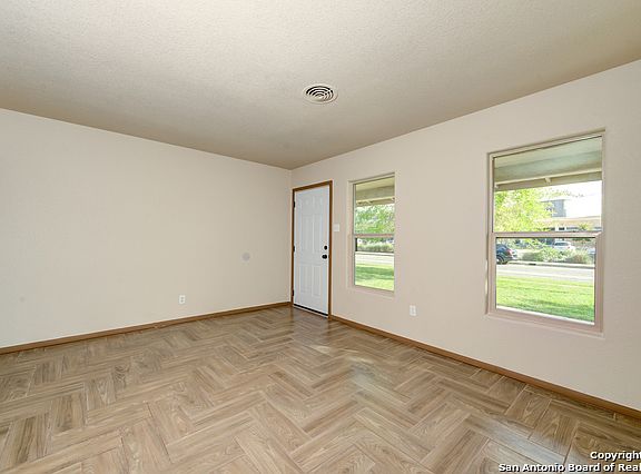 5th image of 4819 Seabreeze Dr