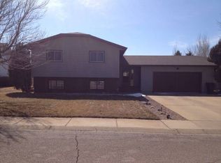 831 19th St W, Dickinson, ND 58601