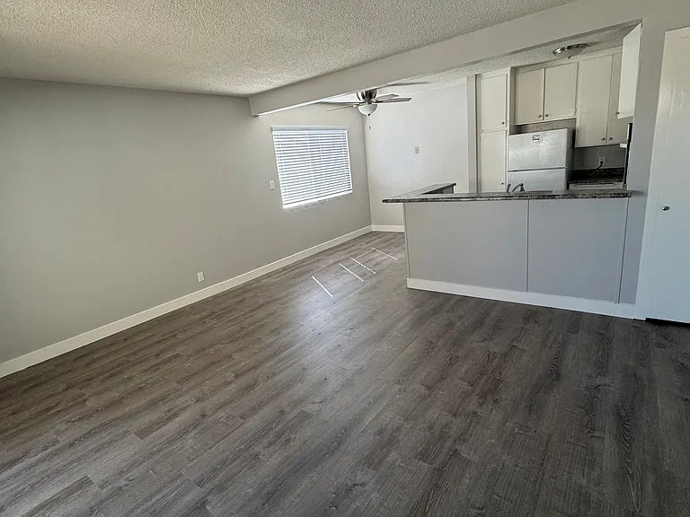 Lawrence Arms Apartments — Photo 15