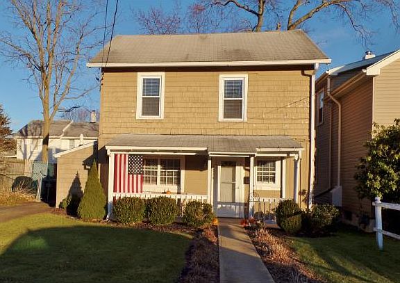 2nd image of 1024 Center St