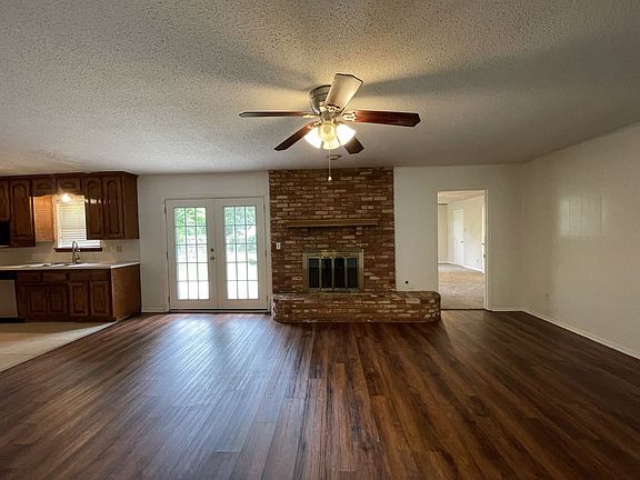 3rd image of 705 White Oak Ln