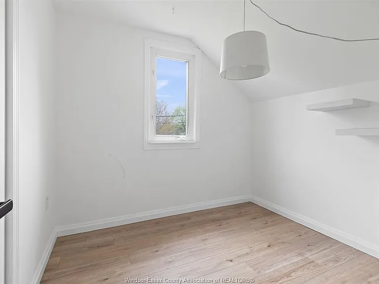 51 Balaclava St S — Photo 13