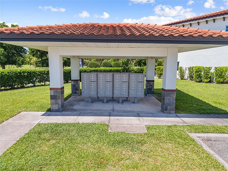 1927 Greenbriar Ter — Photo 43