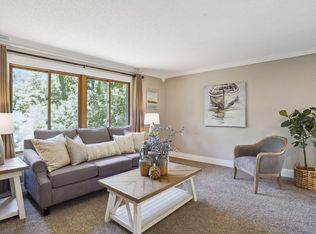 6617 Oak Ridge Ct, North Branch, MN 55056