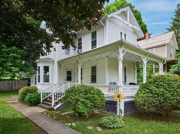 2 Pleasant St, Huntington, MA 01050