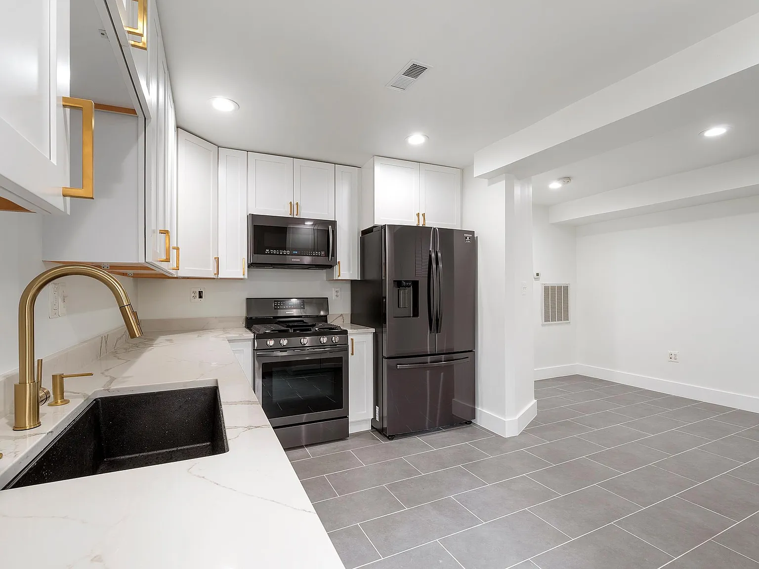730 Newton Pl NW — Photo 3
