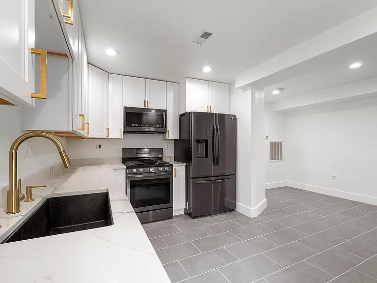 730 Newton Pl NW — Photo 3