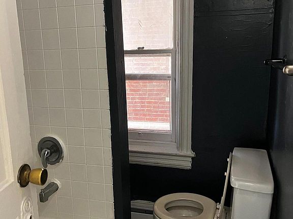 5th image of 141 E Diamond St