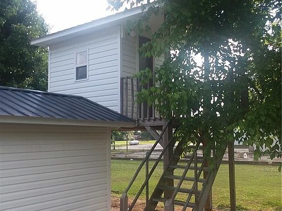 5th image of 104 Spruce St