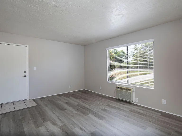 Lakeshore Villa Apartments — Photo 25