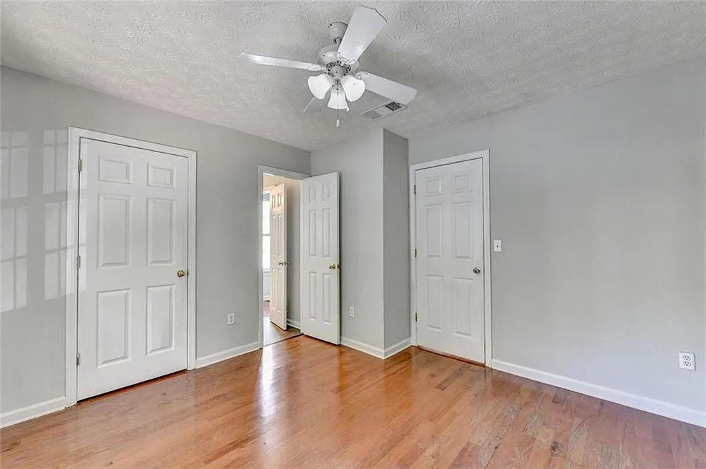 3 bed, 2.5 bath, 2389 sqft, $2,599 — Photo 2