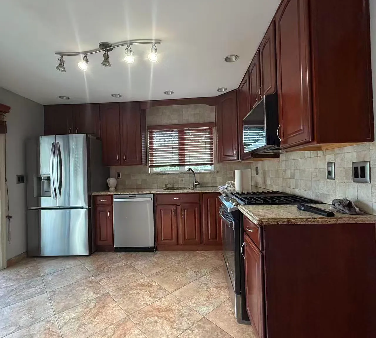 3 bed, 2.5 bath, 1500 sqft, $3,400 — Photo 2