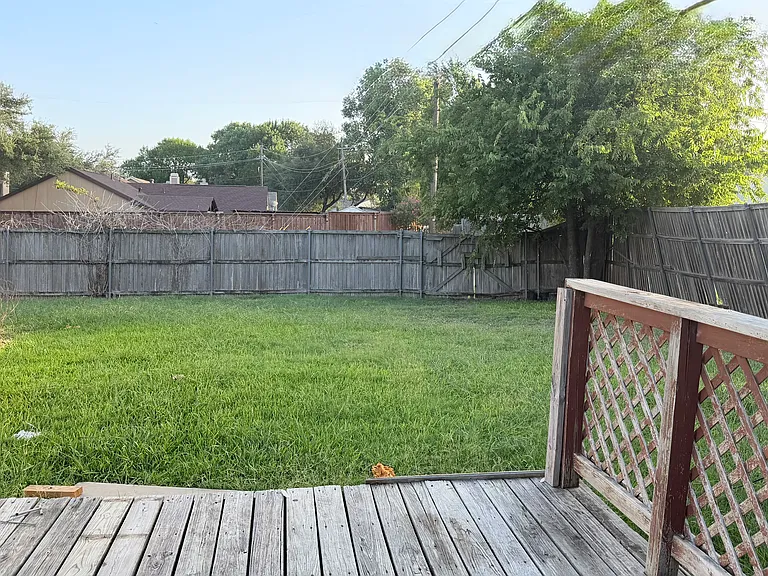1024 Hawthorne Dr — Photo 4