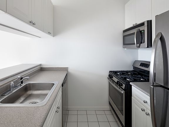 4th image of 166 William St #2