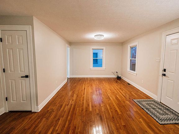 3rd image of 839 E Loudon Ave