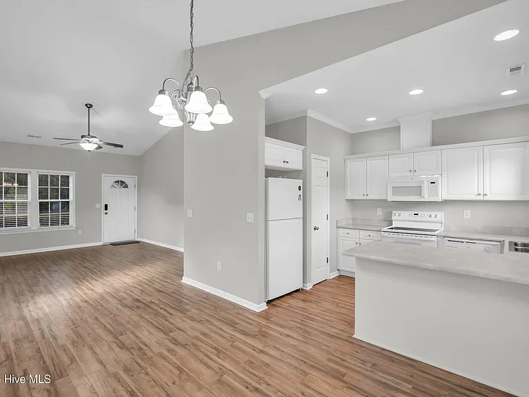 136 N Palm Dr — Photo 3