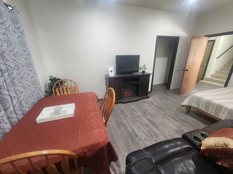 1309 E 2nd St #1B — Photo 5