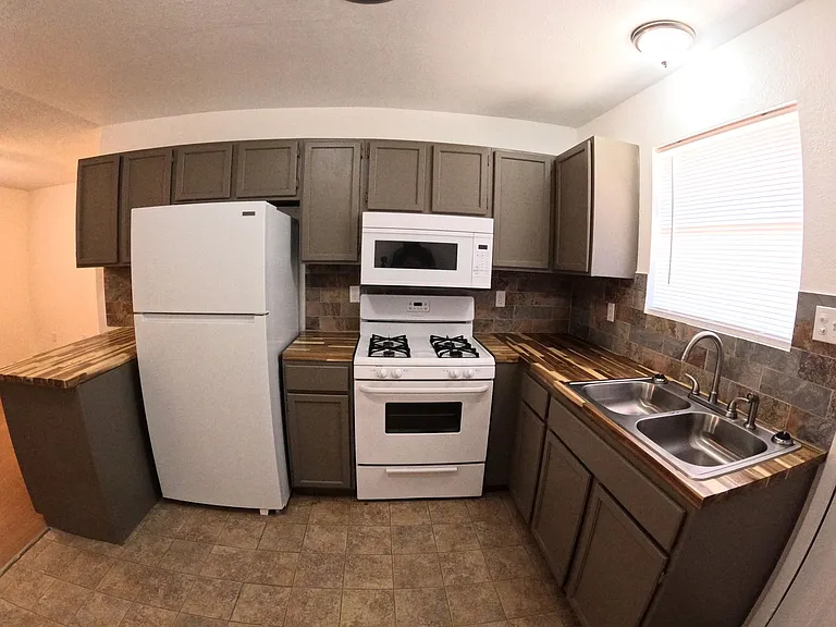 2509-2511 Pecan Dr — Photo 3