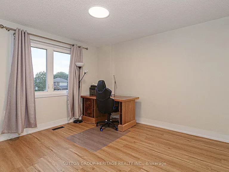 209 Bassett Blvd — Photo 32