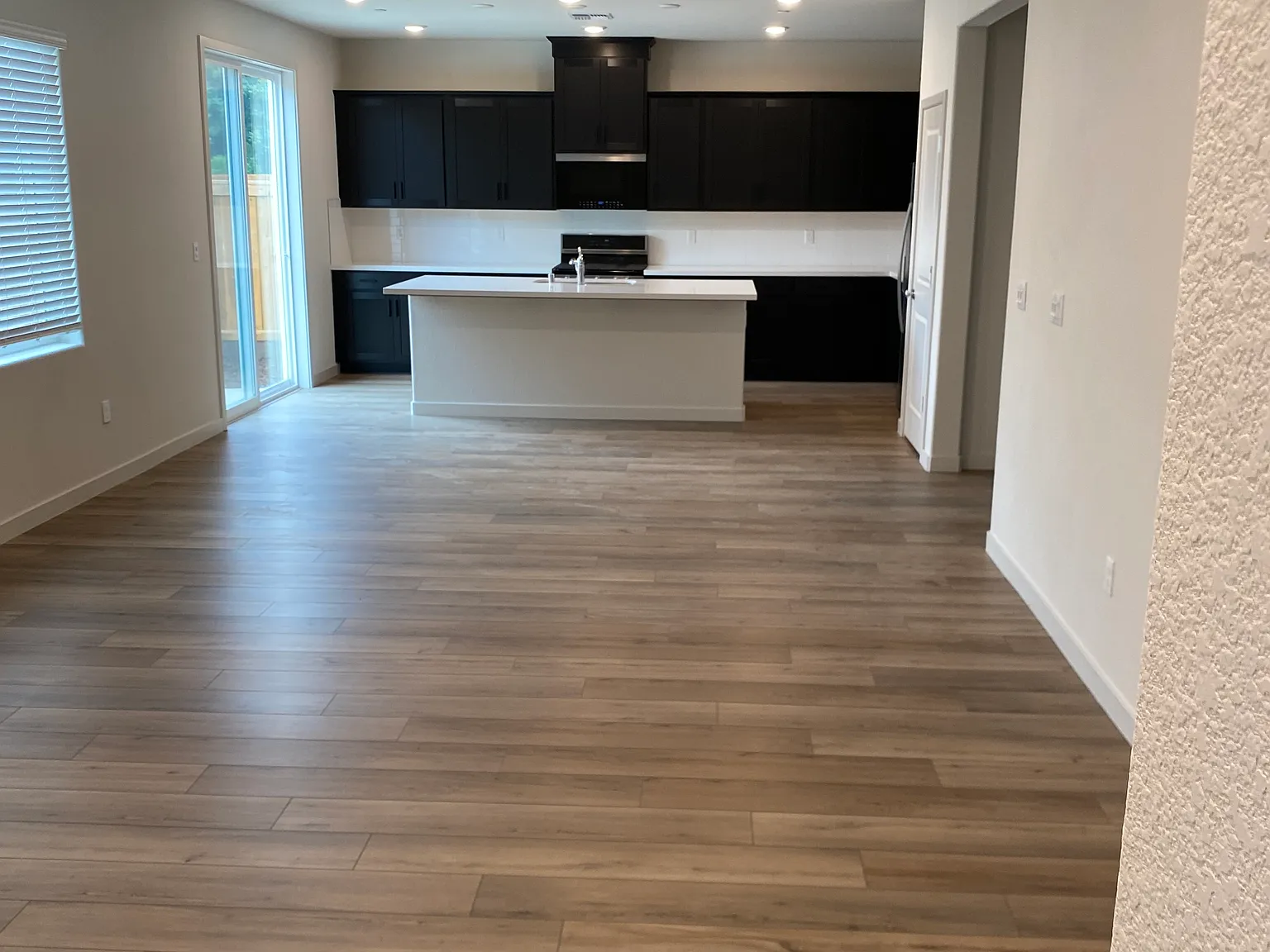 5 bed, 2375 sqft, $3,900 — Photo 4