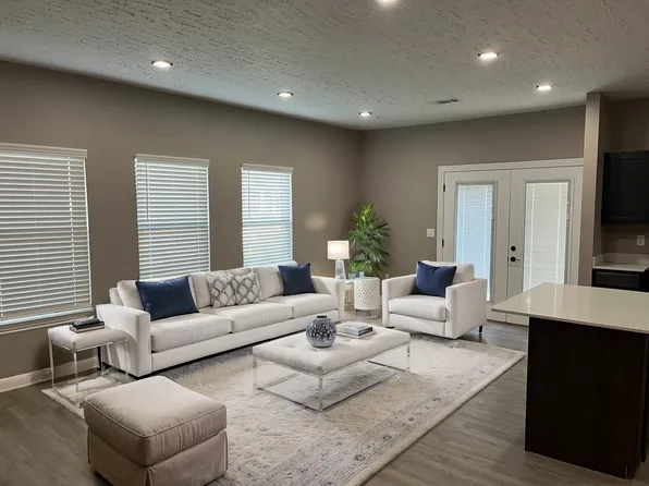 205 N 13th St APT 101, Rogers, AR 72756