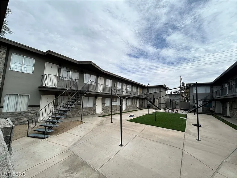 2626 Lynnwood St #2 — Photo 9