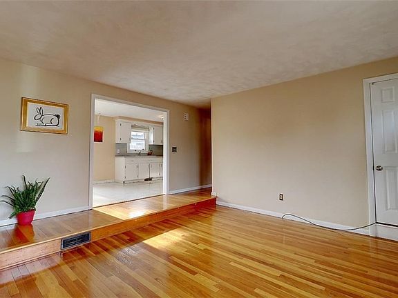 3rd image of 124 Barrett Ave
