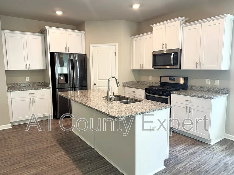 21 Stanford Ct — Photo 5