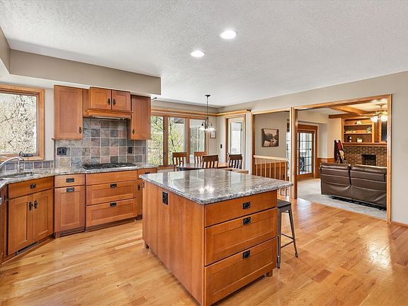 3rd image of 34522 Edgewater Cir