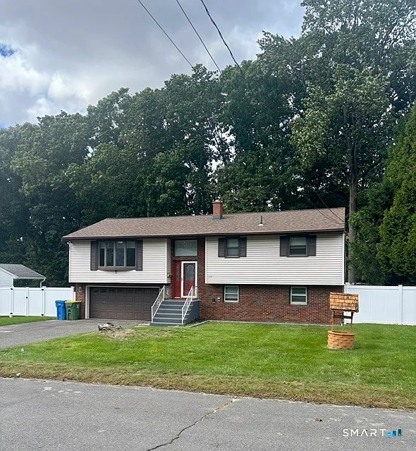 3 bed, 1.0 bath, 1584 sqft, $2,600 — Photo 2