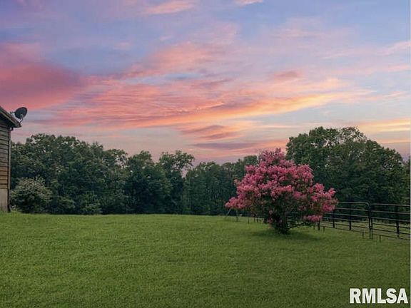 4th image of 695 Robin Woods Ln