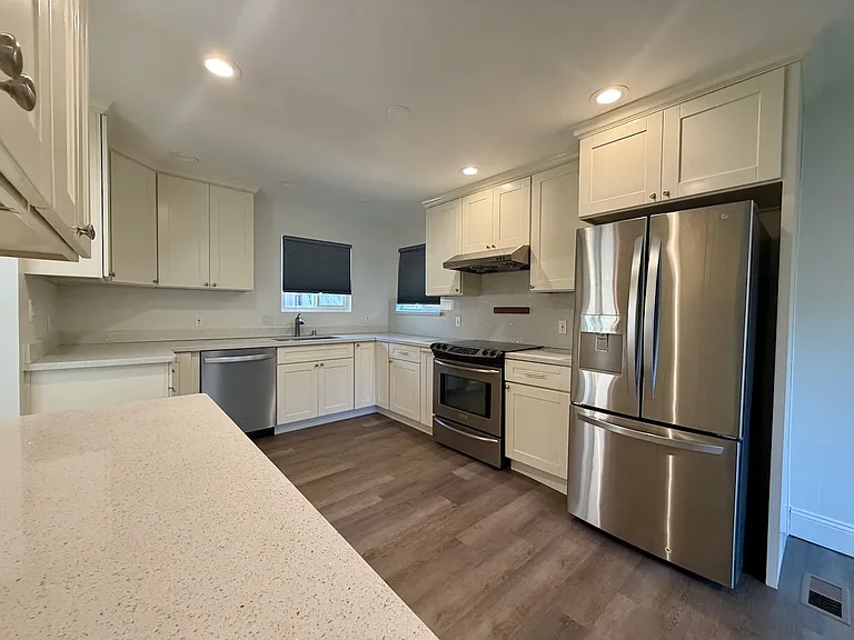 1582 Gordon St — Photo 4