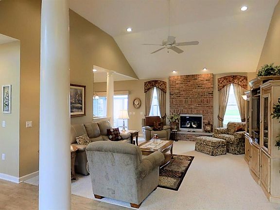 4th image of 8476 Woodridge Dr