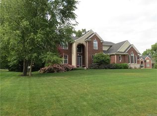 13691 Forest Ridge Cir, South Lyon, MI 48178