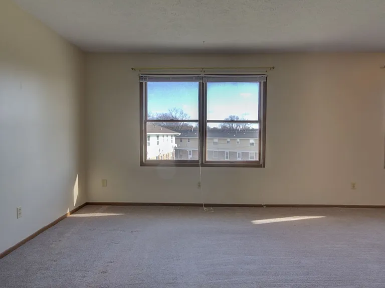 715 Hillside Dr — Photo 7