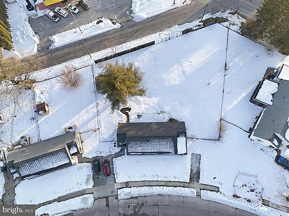 3rd image of 1058 Kelly Dr