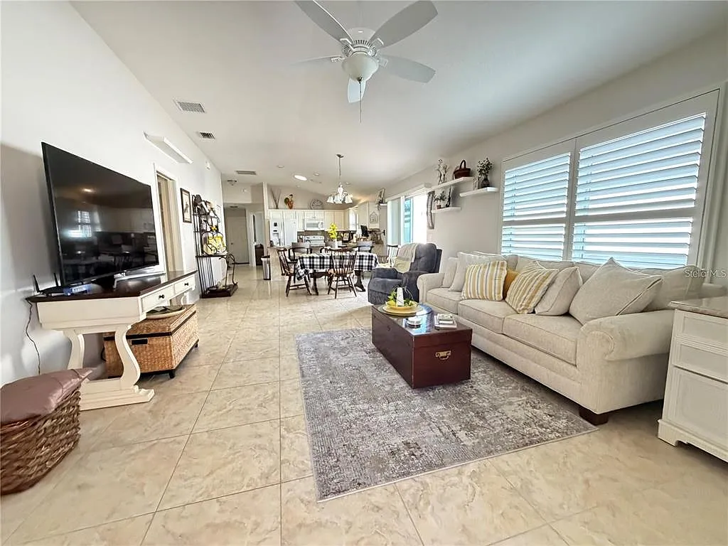 3 bed, 2.0 bath, 1398 sqft, $2,300 — Photo 4