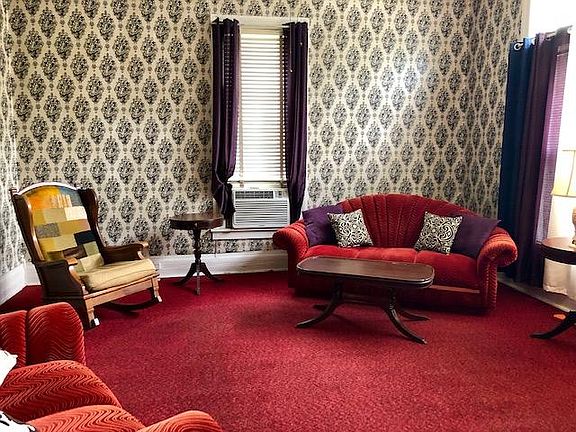 Professionally decorated. Walk to downtown, grocery, courthouse square events