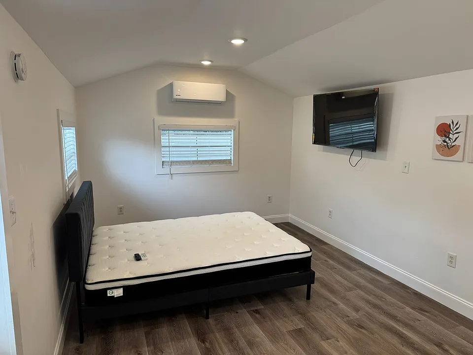 1325 E Main St #6
