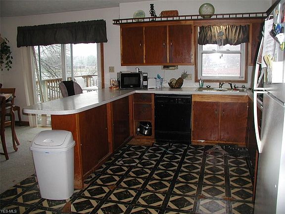 5th image of 424 Valley Crest Dr