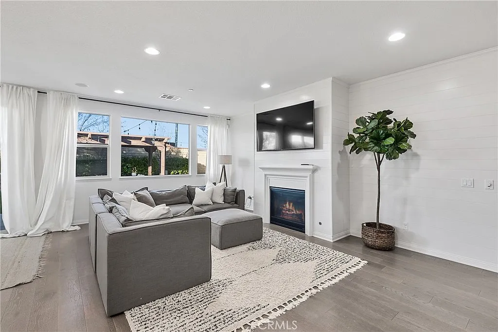 4 bed, 2402 sqft, $4,000 — Photo 3