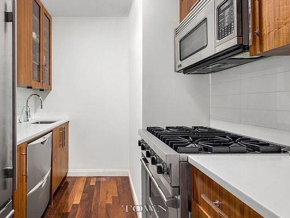 4th image of 88 Greenwich St APT 817