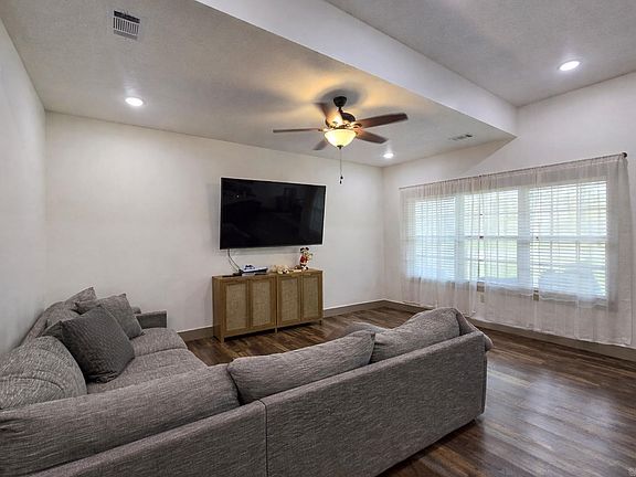 3rd image of 206 Home St