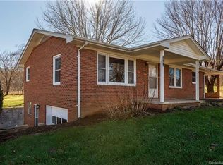 121 Crest Rd, East Flat Rock, NC 28726